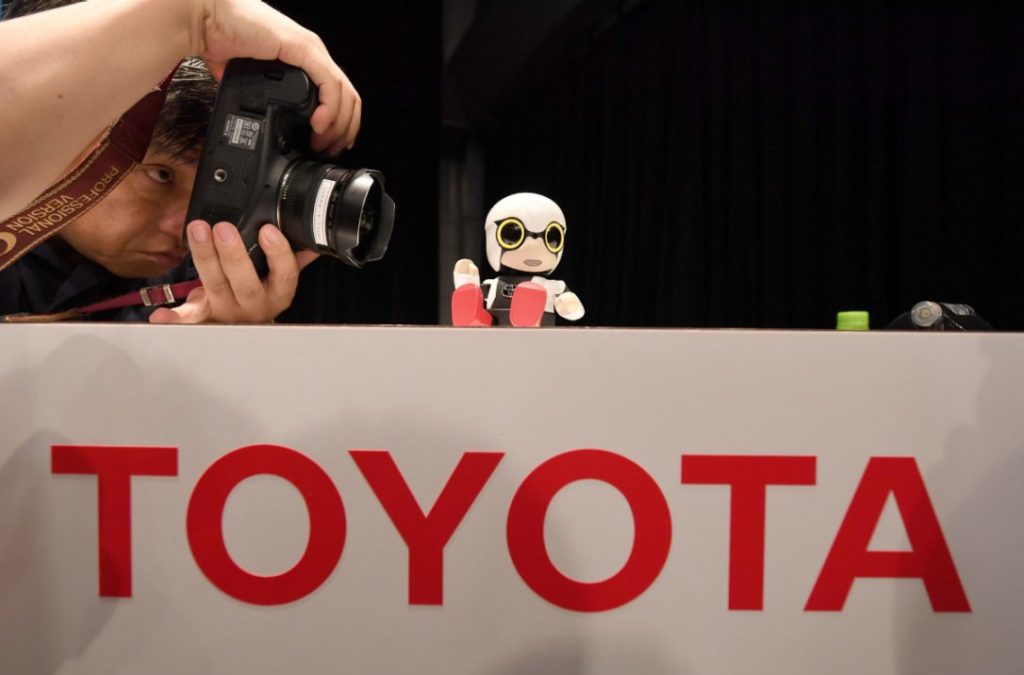 toyota-introduce-mini-robot-for-lonely-people